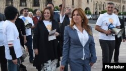 Armenia - Zaruhi Postanjian, an opposition mayoral candidate, campaigns in Yerevan, 8May2017.