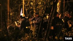 Orsýetiň Adatdan daşary ýagdaýlar boýunça ministrliginiň işgärleri dikuçaryň gaçan ýerinde gözleg işlerini geçirýärler, Moskwa regionynyň Lýuberetskiý etraby, 22-nji sentýabr, 2016. 