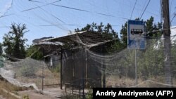 Зупинка під протидронними сітками в Оріхові Запорізької області, архівне фото