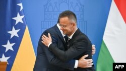 Ministri i Jashtëm hungarez, Petera Szijjarto, e mirëpret Millorad Dodikun në selinë e tij në Budapest, 4 shtator 2025.