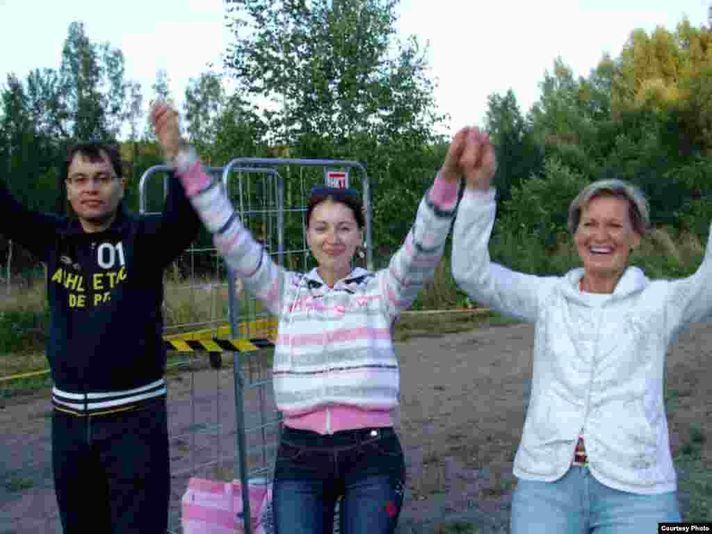 suldan uñga: Raif Nisametdin, Elvira Nisametdin, Göltän Bädretdin - Tarik Nasretdin fotoları