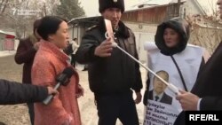 Farida Kabylbek 14-nji ýanwarda konsullygyň öňünde öz boýundan asylan ullakan plakat bilen piket geçirdi. 