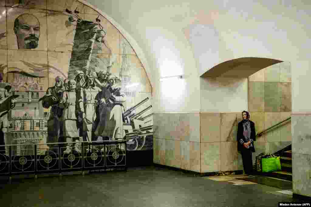 A commuter listens to a musician in the Moscow metro. (AFP/Mladen Antonov)