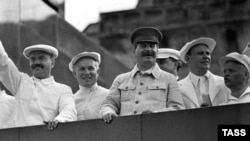 Никита Хрущев (второй слева) и Иосиф Сталин (третий слева) на Красной площади во время парада физкультурников. Москва, 1936 год.