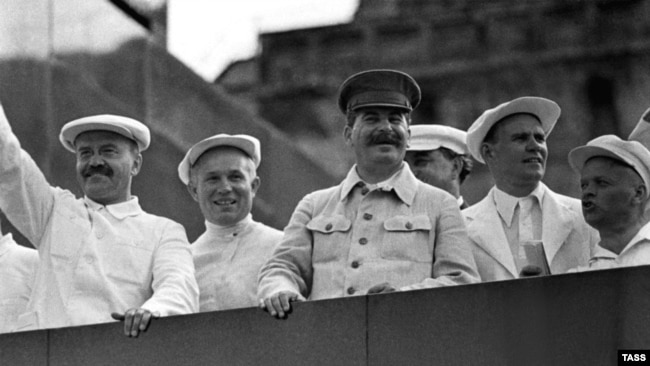 Иосиф Сталин, Вячеслав Молотов и Никита Хрущёв приветствуют участников спортивного парада. Фото 1936 года