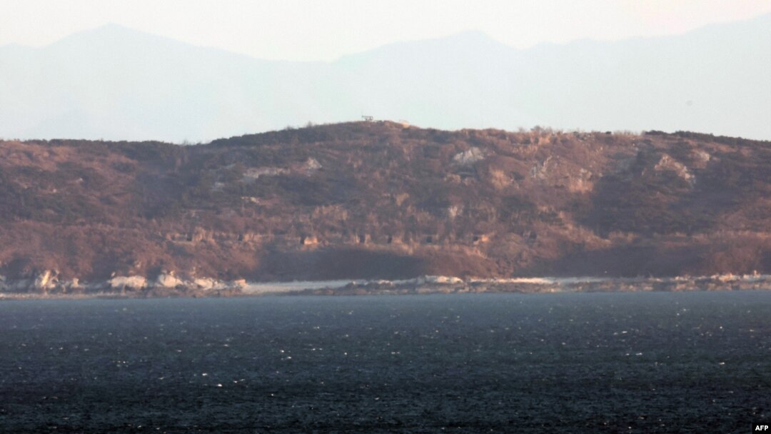 Coasta nord-coreeană cu buncăre de artilerie, văzută de pe insula sud-coreeană Yeonpyeong, în apropiere de „linia de limită nordică” a frontierei maritime cu Coreea de Nord, 7 ianuarie 2024.