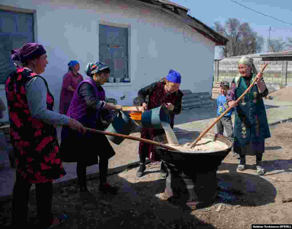 Сумолок кипятят больше 12 часов. 