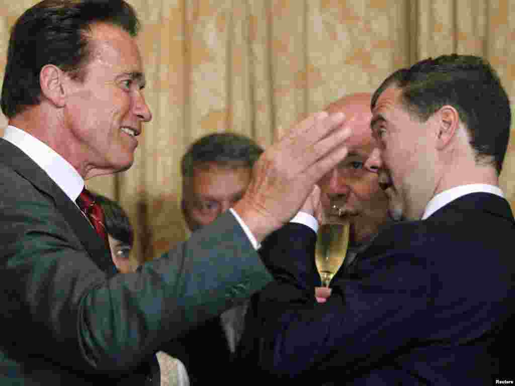 Russian President Dmitry Medvedev (right) meets with California Governor Arnold Schwarzenegger during a visit to San Francisco on June 22. (Photo by Robert Galbraith/Reuters)