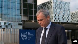 Unul din liderii exilați ai opoziției din Belarus, Pavel Latușka, fotografiat de AP la Haga la 7 noiembrie 2023, după ce a depus mărturie la ICC despre transferul ilegal de copii din zone ucrainene ocupate.