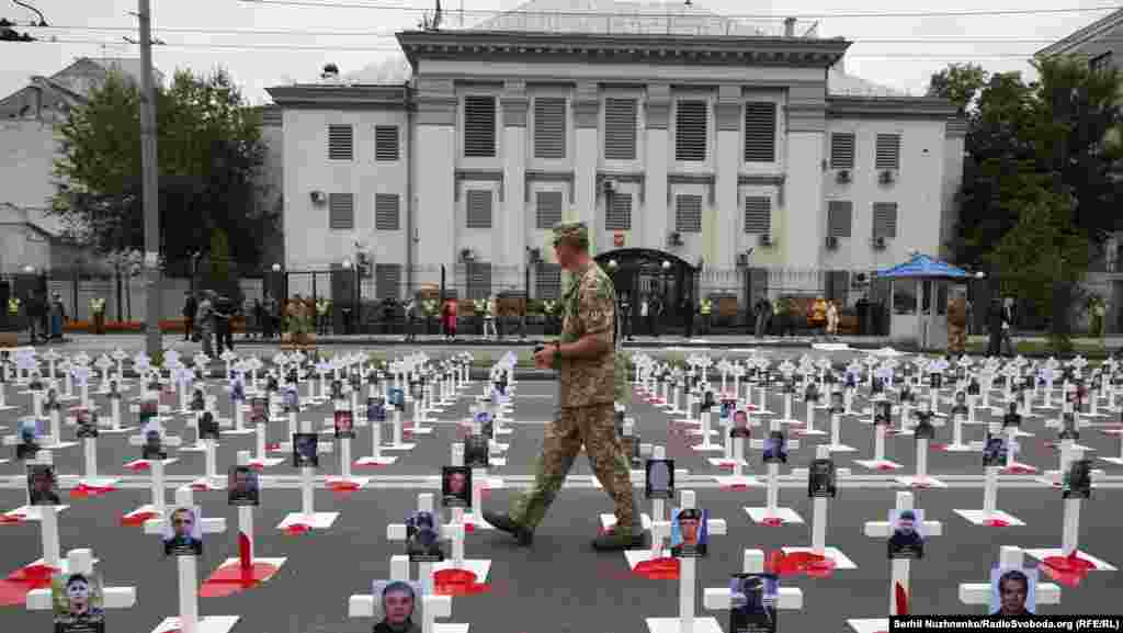 366 крестов с именами и фотографиями погибших