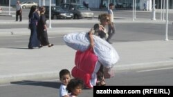 Aşgabadyň halkara aeroportundan çykyp barýan ýolagçylar.