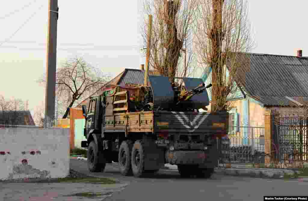 A Ukrainian antiaircraft gun on its way to reinforce Ukrainian troops on the front line in Avdiyivka&#39;s old town. April 9, 2016