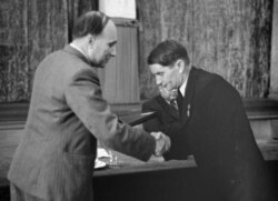 Савецкія акадэмікі Аляксандр Несьмяянаў (зьлева) і Трафім Лысенка, 1 ліпеня 1949 году