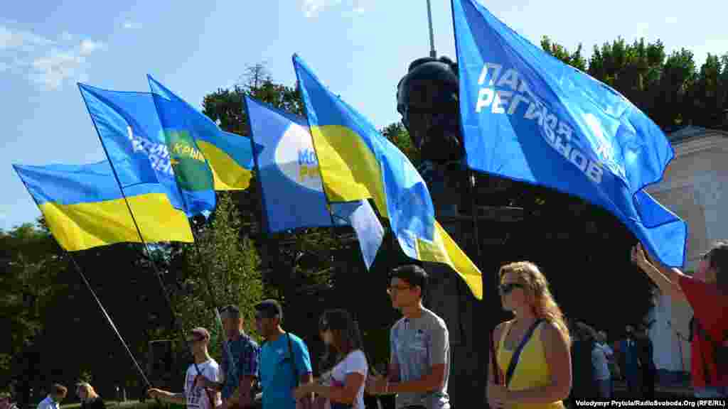 Флаги &laquo;Партии регионов&raquo; во время чествования украинского флага, 23 августа 2013 года&nbsp; &nbsp;
