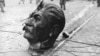 Галава ад помніка Сталіну, які стаяў перад будынкам Нацыянальнага тэатру ў Будапэшце. Кастрычнік 1956.