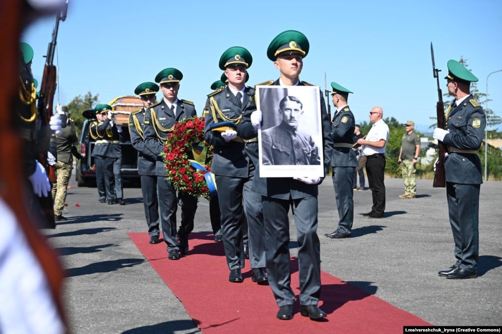 В Україні з військовими почестями зустріли домовину Коновальця, 13 серпня 2026 року