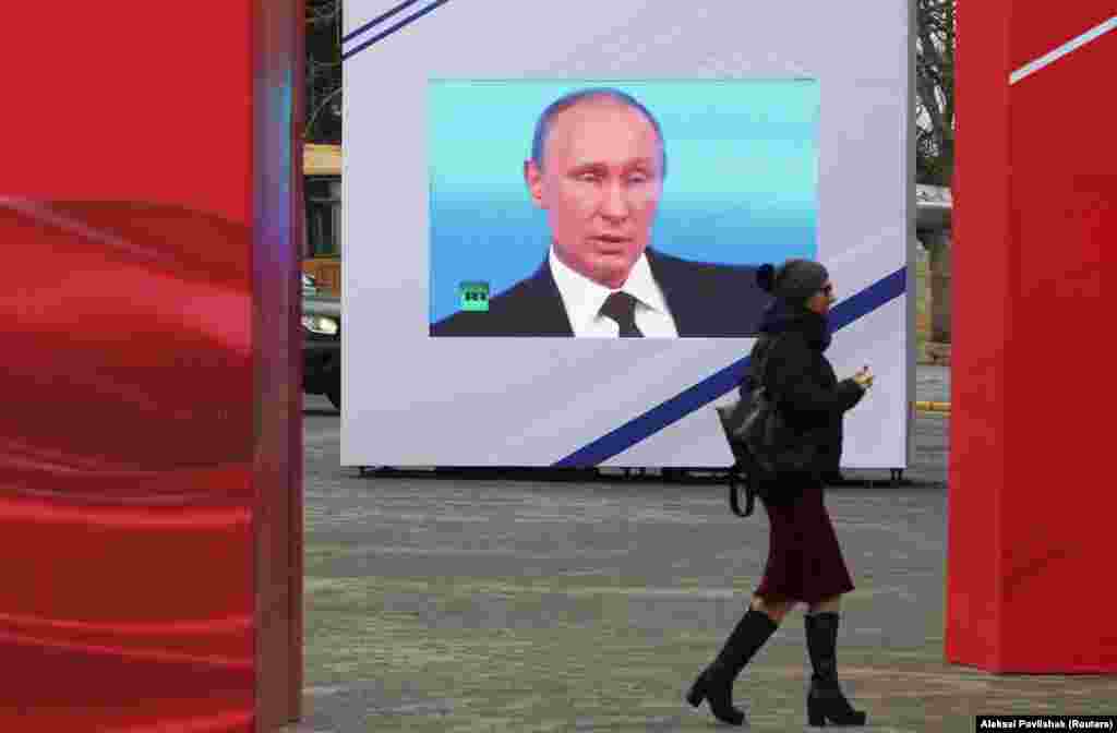 РУСИЈА - Рускиот претседател Владимир Путин ги потпиша законите со кои се изрекуваат казни за кршење на контроверзниот закон за странски агенти, како и други закони поврзани со протести, како што се финансирање митинзи и непочитување на законот. Според законите потпишани од Путин на 24 февруари, објавувањето информации за таканаречените странски агенти и нивните материјали без назначување на нивниот статус може да резултира со казни до 2.500 рубљи (34 УСД) за физички лица и до 500.000 рубљи (6.720 УСД) ) за правни лица.