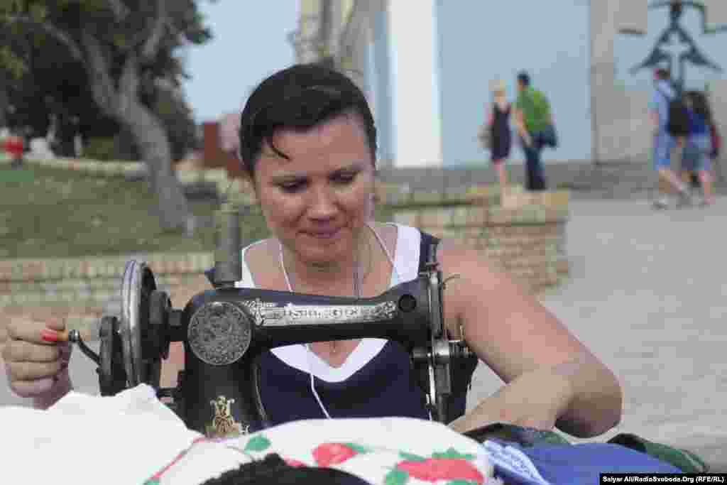Майстриня шиє спідню білизну українським військовим