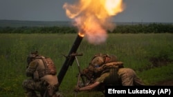  Украински бойци стрелят към съветска позиция на фронтовата линия в Запорожка област, 24 юни 2023 година 