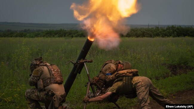 Украински войници стрелят към руска позиция на фронтовата линия в Запорожка област, 24 юни 2023 г.