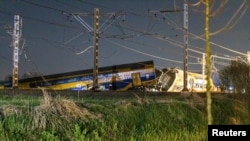 Folyik a mentés a baleset helyszínén, Voorschotenben, Hága közelében 2023. április 4-én