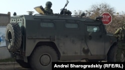 Российский бронетранспортер "сил самообороны Крыма" в Симферополе. 18 марта 2014 года