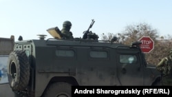 Російський бронетранспортер біля української в/ч, 18 березня 2014 року