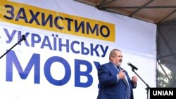 Qırımtatar Milliy Meclisiniñ reisi Refat Çubarov Ukrayına Yuqarı Radası ögünde «Tilden elleriñizni çekiñiz!» aktsiyası vaqtında. Kyiv, 2020 senesi iyülniñ 16-sı