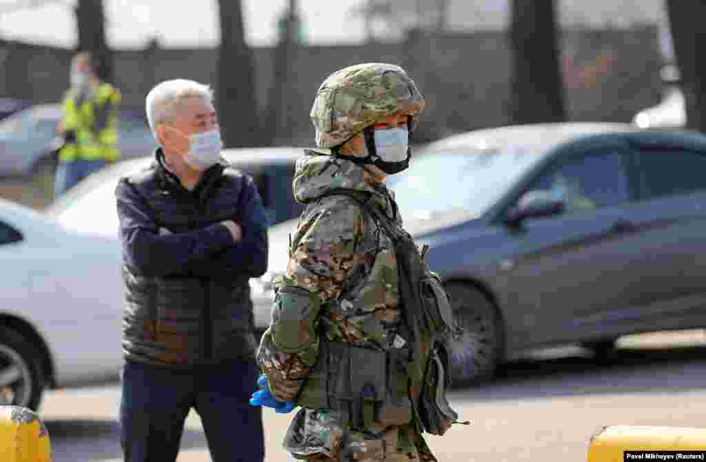 Военный в медицинской маске на блокпосту. На въездах в Алматы установлены 27 блокпостов.