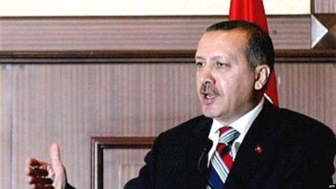 رجب طیب اردوغان می گوید رشد اقتصادی و صنعت بانکداری خصوصی در ترکيه‌ معلول رشد سياسی و دمکراسی در اين کشوراست