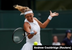 Victoria Azarenka de Bielorrusia participa en Wimbledon 2018.