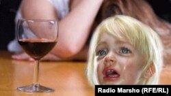 Alkogoldan ejir çekýän maşgalanyň durmuşyny şekillendirýän surat