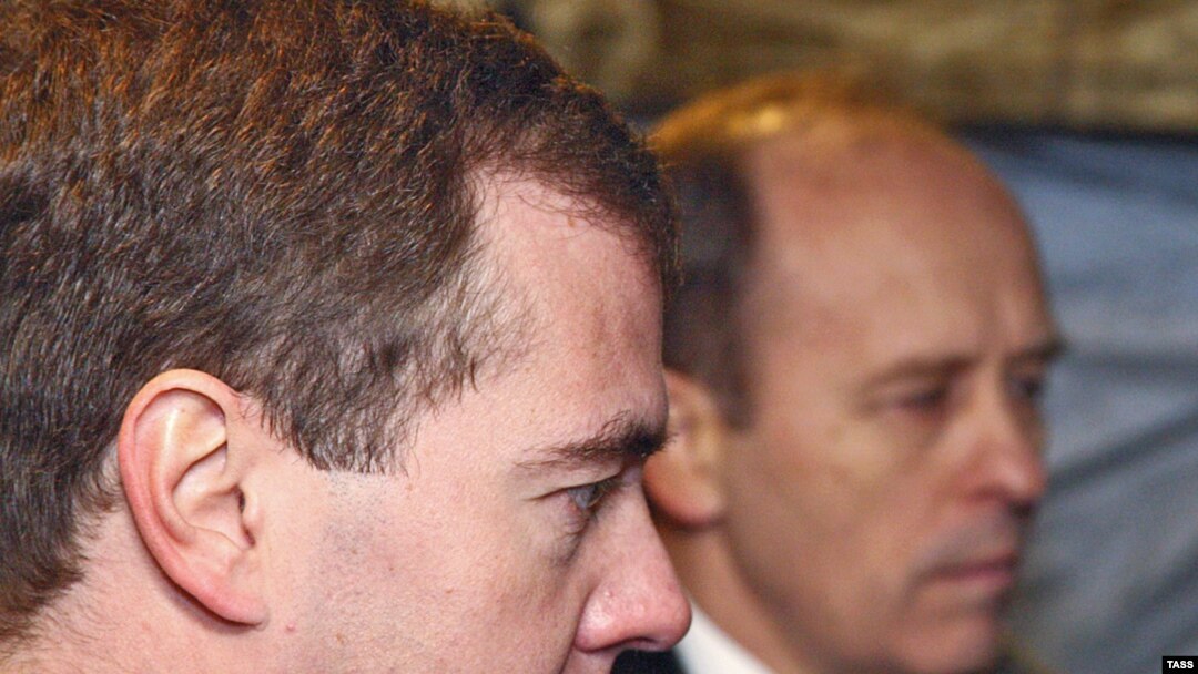 Президент России Дмитрий Медведев (слева) и глава ФСБ Александр Бортников