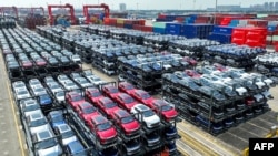 Китайские автомобили на погрузке в международном контейнерном терминале порта Тайцан в порту Сучжоу.