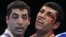 Российский боксер Миша Алоян (слева) после финального боя на Играх в Рио-де-Жанейро