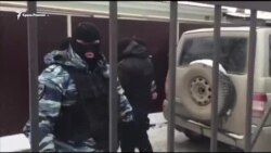 Российские силовики конвоируют крымского адвоката Курбединова в суд (видео)