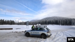 Полицейски коли затвориха пътя към хижа "Петрохан" след като там бяха открити трима мъртви мъже