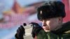 Путин әскерилерге смартфон қолдануға тыйым салатын заңға қол қойды