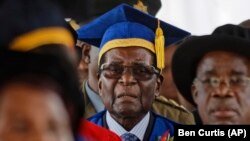 Роберт Мугабе на церемонии в Открытом университете в Хараре, 17 ноября 2017 г.