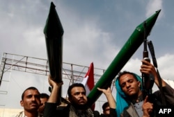 Повстанцы-хуситы с макетами ракет на акции протеста в Санне против саудовских авиаударов. Йемен, 2015 год