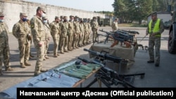 نیروهای اوکراینی در پادگان دسنا که روز ۲۷ اردیبهشت هدف موشک‌های دوربرد روسیه قرار گرفت