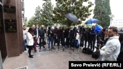 Novinari pred sjedištem Višeg suda u Podgorici. Foto: Ilustracija.