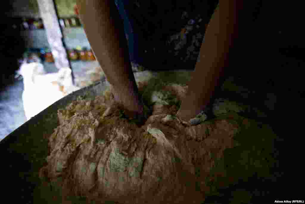 Kənd sakini Sevinc və ailəsi də həyat xərclərini bişirib qapı ağzında "gəlib-gedənə" təklif etdikləri qutab, kətə, çörək və s. hesabına qarşılayırlar.