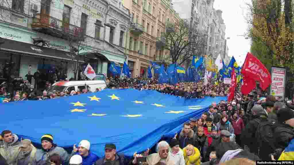 Прихильники євроінтеграції на бульварі Шевченка в Києві, 24 листопада 2013 року