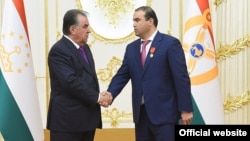 Согласно расследованию OCCRP, ЗАО "Фароз" принадлежит Шамсулло Сохибову, зятю президента Таджикистана. На фото: Шамсулло Сохибов получает из рук главы государства орден “Шараф” II степени. 28 августа 2019 г.
