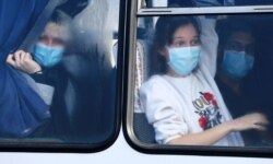 Евакуйовані з Китаю в одному з автобусів під час виїзду з Міжнародного аеропорту Харкова, 20 лютого 2020 року