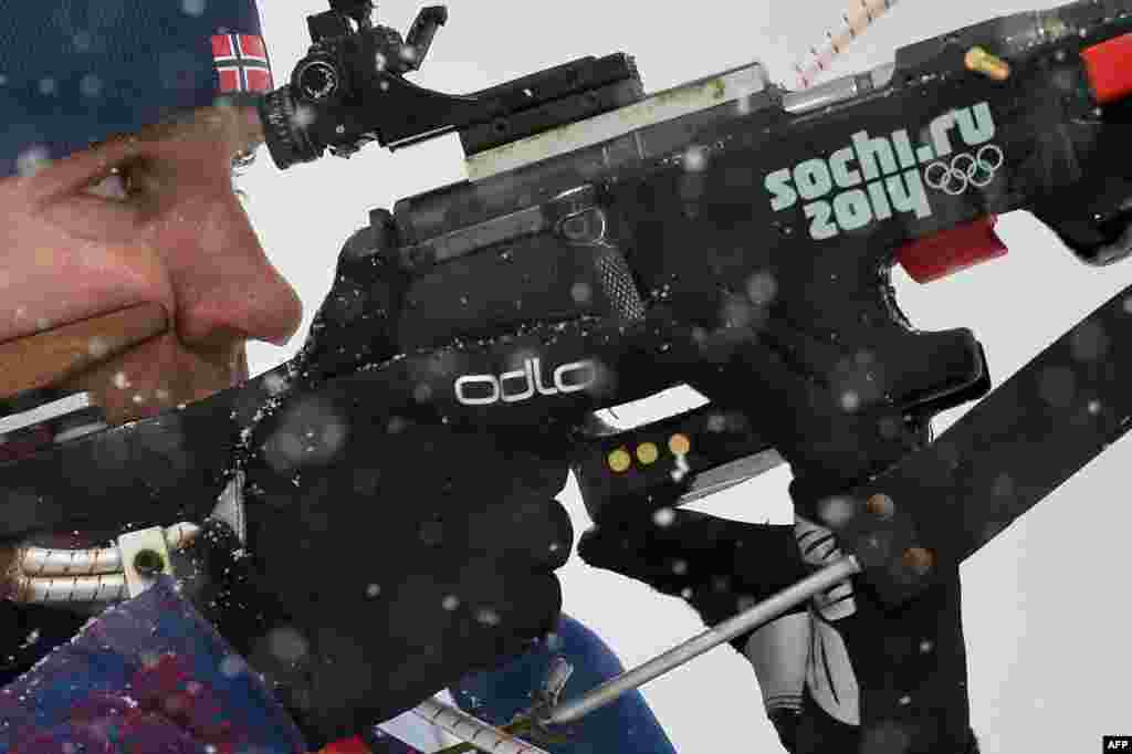 Norway&#39;s Emil Hegle Svendsen competes at the range in the third shoot in the men&#39;s biathlon 15-kilometer mass start. Svendsen won the gold medal. (AFP/Alberto Pizzoli)
