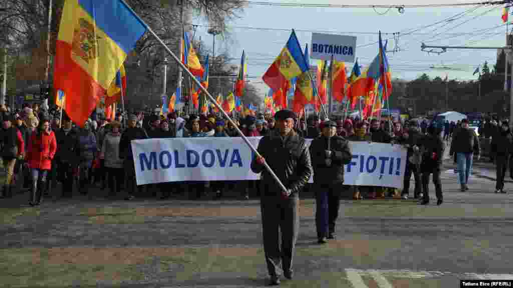 Coloana protestatarilor Partidului Nostru traversează PMAN, spre deosebire socialiști care au fost direcționați pe alt traseu