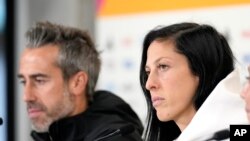 Joge Vildan, trajnerin e ekipit kombëtar të grave të Spanjës dhe futbollistja spanjolle Jenni Hermoso.