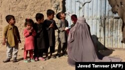 یک واکسیناتور در حال تطبیق واکسین در افغانستان